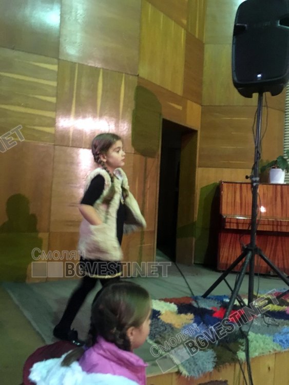 Най-малките бяха най-ентусиазирани и подскачаха в такт с танците на сцената не само, за да се сгреят