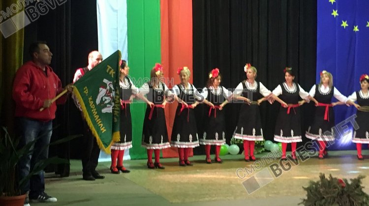 Въпреки студа стотици тропат народни танци на Фолклориада  Смолян