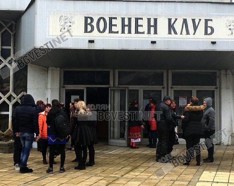 Заради студеното и влажно време надиграването се порведе във Военния клуб в Смолян