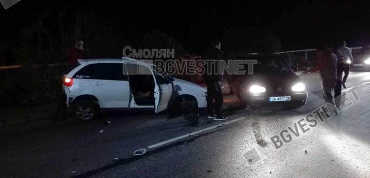 Две леки коли с млади шофьори се удариха след яко въртене на магистралата в Смолян