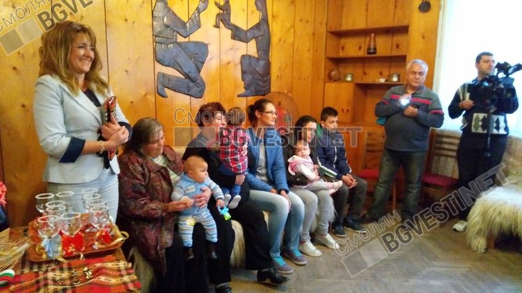 Момчиловци почете пет семейни двойки с над 50 години брак и 7 новородени бебчета