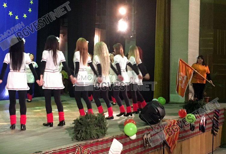 Въпреки студа стотици тропат народни танци на Фолклориада  Смолян