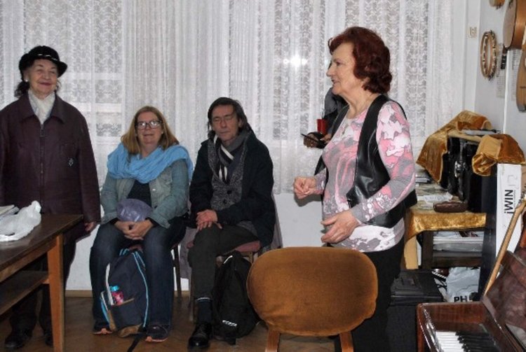 Британски поет чете стихове с ученици от Кърджали