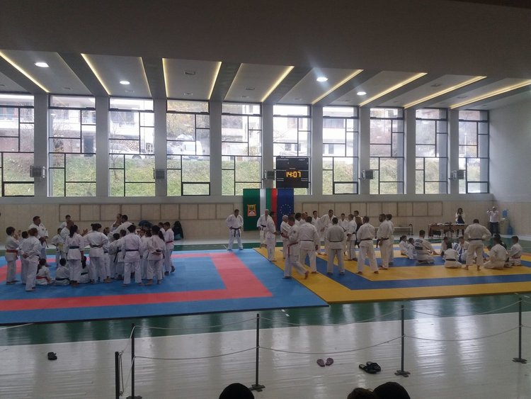 Състезанията се провеждат в Спортната зала "Величко Чолаков" в Смолян