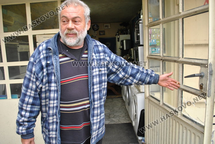 Потрошиха магазин посред бял ден в Хасково