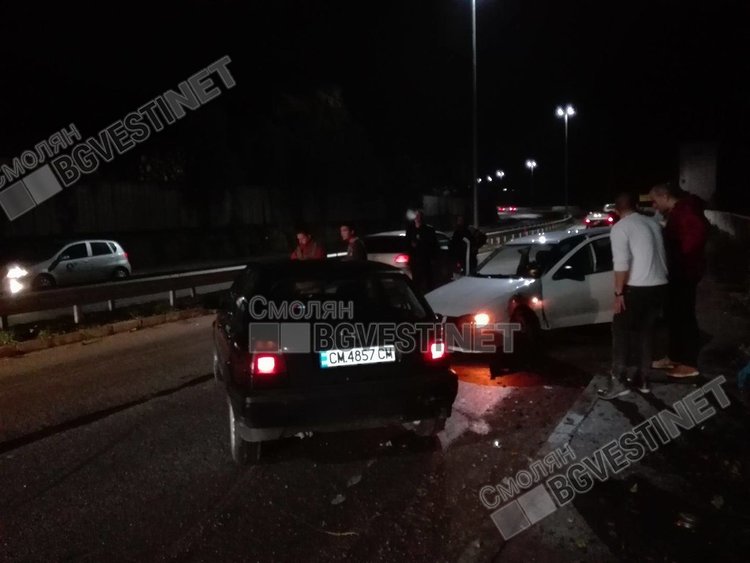 Две леки коли с млади шофьори се удариха след яко въртене на магистралата в Смолян