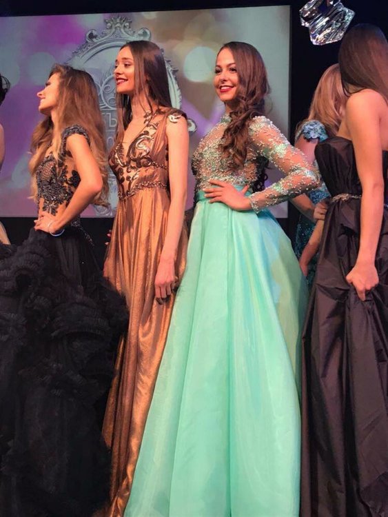 Красавиците Габриела и Мирослава със специални награди от „Мис България”