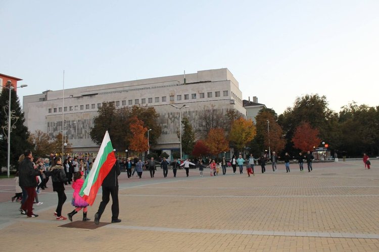 Общоградско хоро в Димитровград - днес от 16 часа