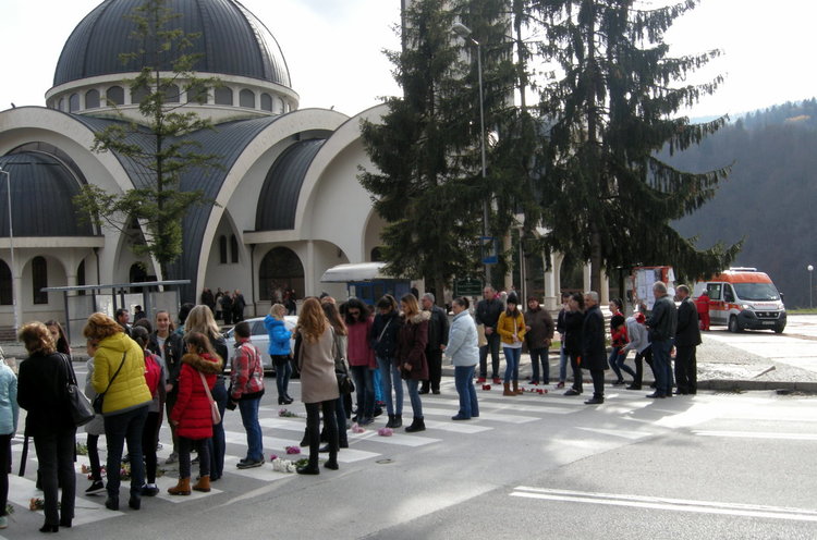 Направиха пешеходна пътека от цветя в памет на загиналите по пътищата