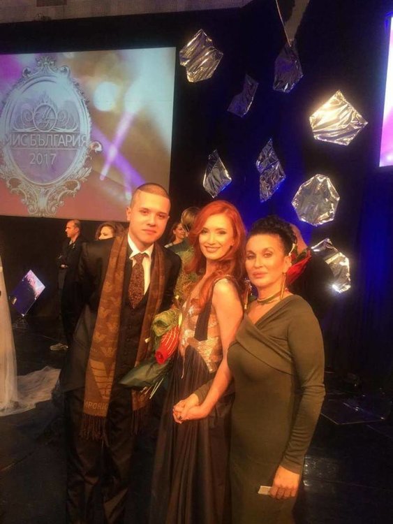 Красавиците Габриела и Мирослава със специални награди от „Мис България”