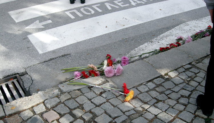 Направиха пешеходна пътека от цветя в памет на загиналите по пътищата