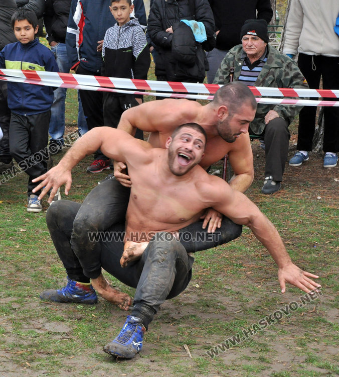 60 пехливани напрягат мишци в Свирково, голямата награда - теле 