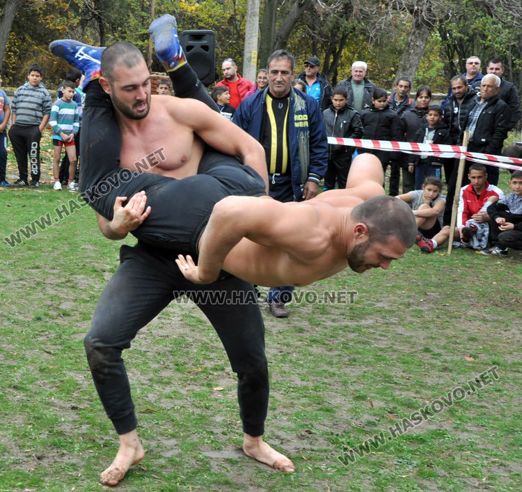 60 пехливани напрягат мишци в Свирково, голямата награда - теле 