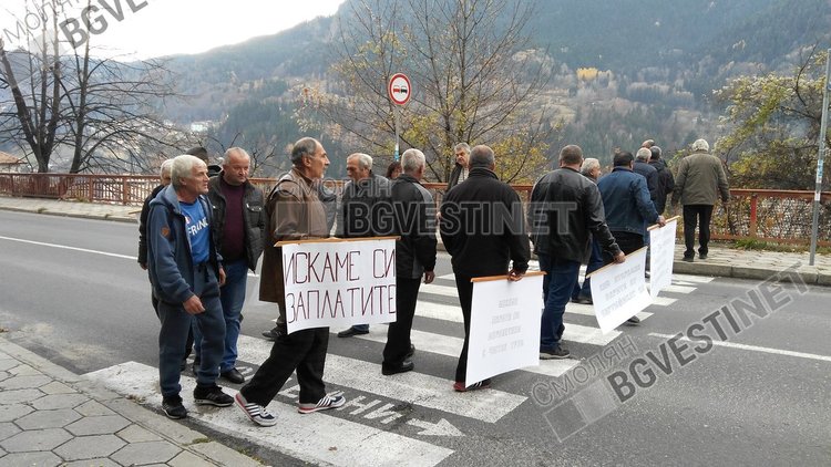 С плакати и призиви да им с еплати избаротеното и обещано трудово възнажграждение ,бившите строители отново блокираха движението, снимки:В.Петкова