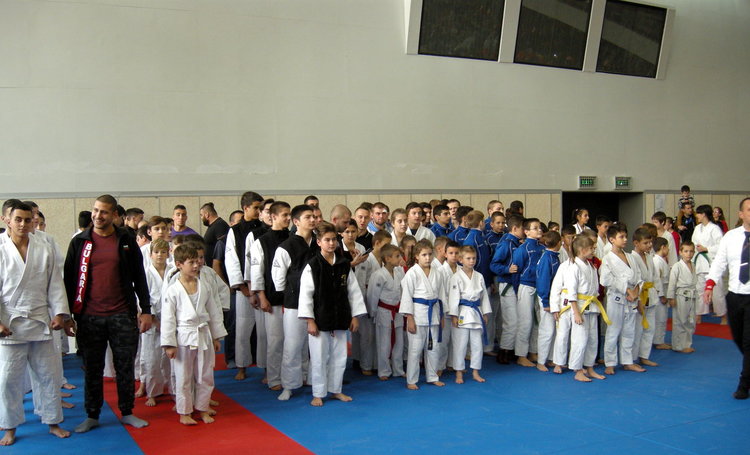 30 спортни клуба участват на турнира по бойни спортове в Смолян