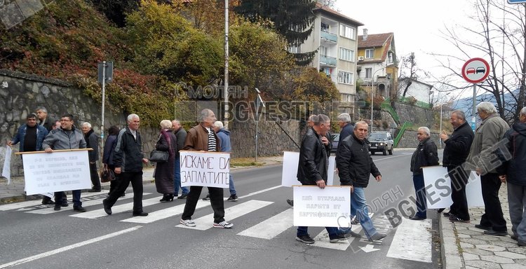 Строителни работници отново блокираха движението, хората имат да вземат средно по 8 заплати