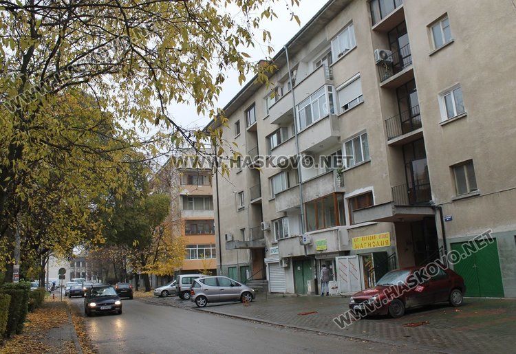 Движението по улицата се затруднява, когато има множество паркирани коли