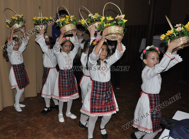 Малките от ДГ "Детски свят" поздравиха празнуващите 
