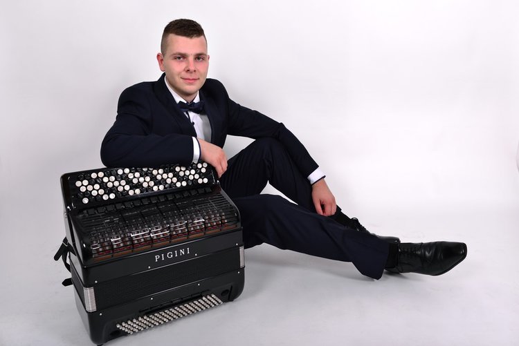 Свиленградчанин солира на баян  в концерта на Камерен оркестър Хасково  