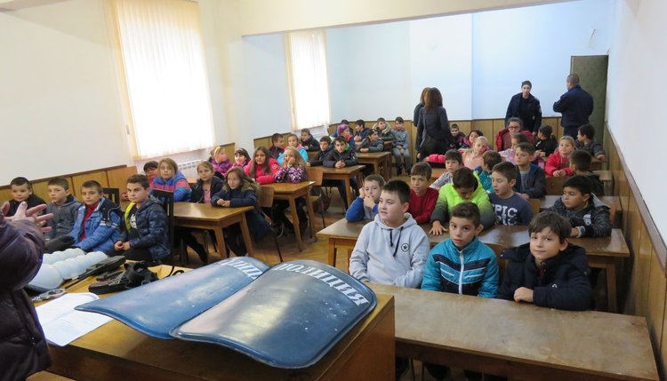 Третокласници посетиха полицията в Димитровград