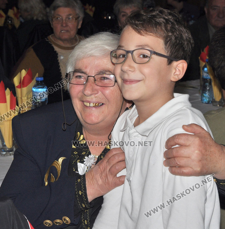 Петра позира с най-малкия си внук Давид