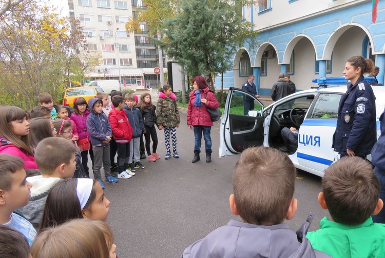 Третокласници посетиха полицията в Димитровград