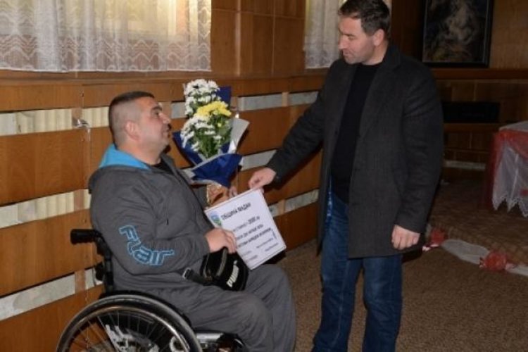 Миналата година Мустафа получи поздрави и грамота от кмета на Община Мадан след поредната победа на състезания