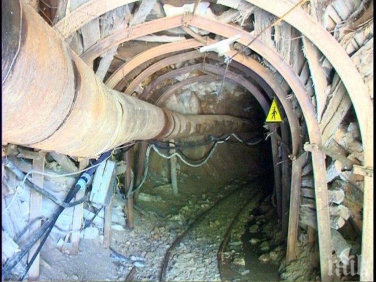 Двама миньори пострадаха в рудник "Крушев дол", скали се срутиха върху тях