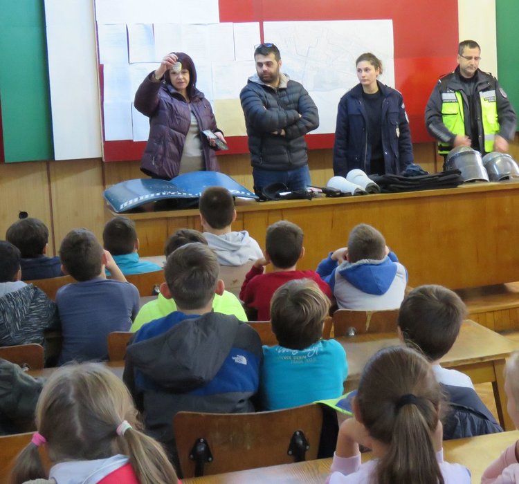 Третокласници посетиха полицията в Димитровград
