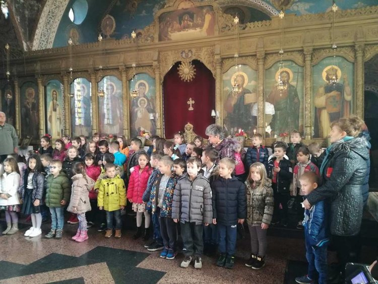Децата на Първомай влязоха в храма на Въведение Богородично