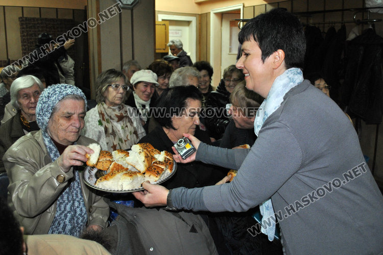 Песни, стихове и почерпка за Деня на християнското семейство в читалище „Ари“