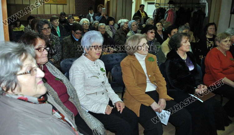 Песни, стихове и почерпка за Деня на християнското семейство в читалище „Ари“