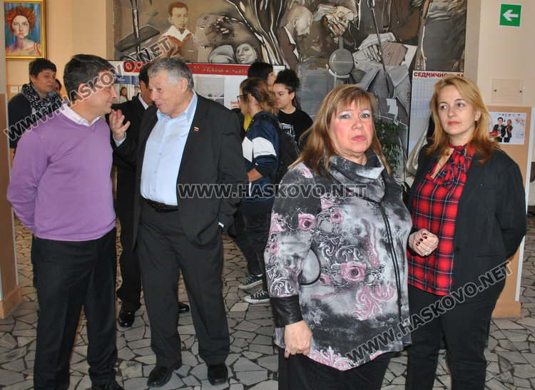 Посланичката на Венецуела ще праща помагала по испански на Езиковата