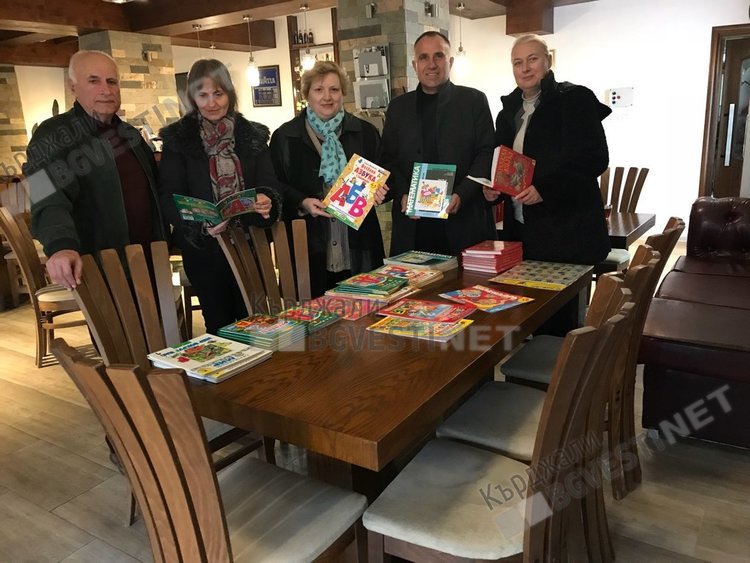 Дарение от книги на руски за децата в Кърджали организираха ротарианци