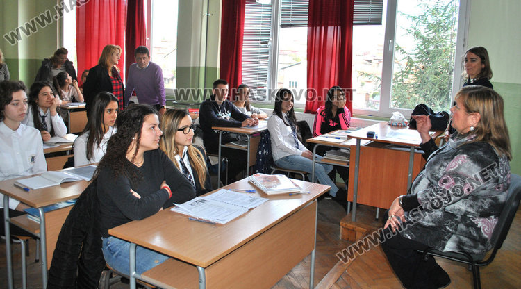 Посланичката на Венецуела ще праща помагала по испански на Езиковата