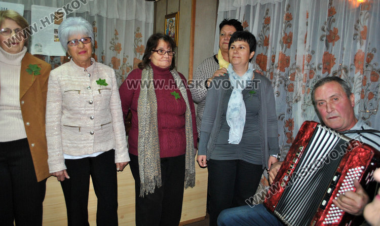 Песни, стихове и почерпка за Деня на християнското семейство в читалище „Ари“