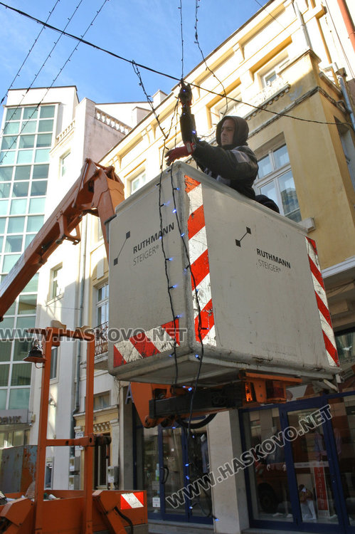 Нова Коледна украса ще краси  бул. “Раковски“