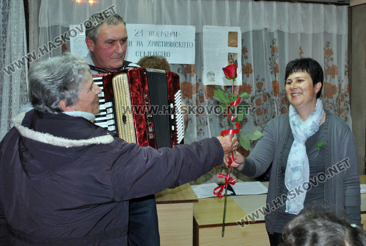 Песни, стихове и почерпка за Деня на християнското семейство в читалище „Ари“