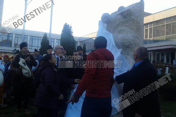 Валя Балканска и кмета на Златоград откриха паметник на Делю хайдутин