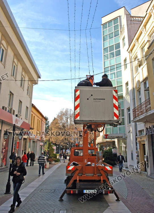 Нова Коледна украса ще краси  бул. “Раковски“