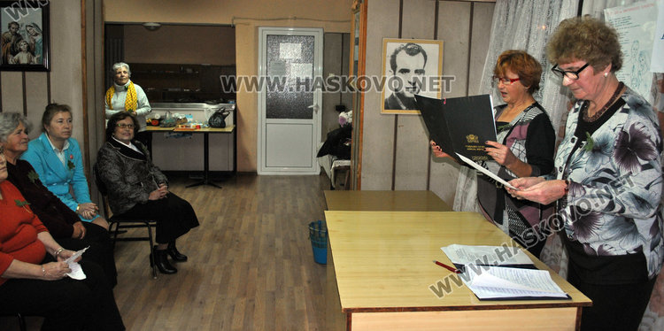 Песни, стихове и почерпка за Деня на християнското семейство в читалище „Ари“