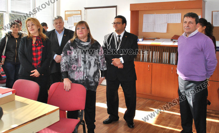 Посланичката на Венецуела ще праща помагала по испански на Езиковата