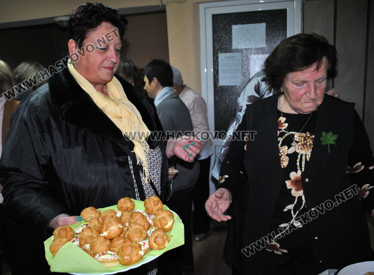 Песни, стихове и почерпка за Деня на християнското семейство в читалище „Ари“