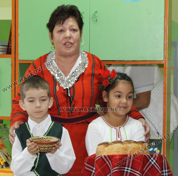 Директорът на градината Тонка Александрова посрещна гостите