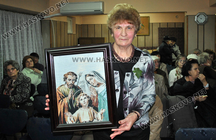 Песни, стихове и почерпка за Деня на християнското семейство в читалище „Ари“