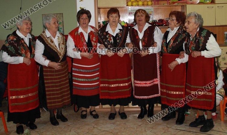 Гости на малчуганите, преподавателите и родителите бяха жените от певческата група от клуб "Славянски"