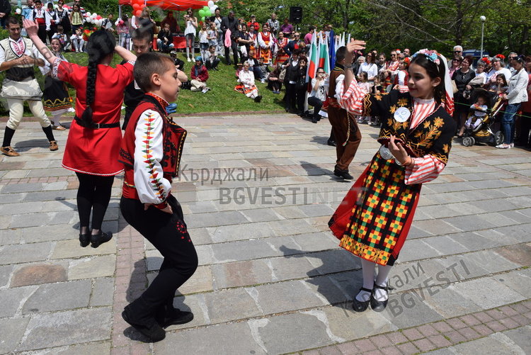 Тракийци във вихъра на песните и танците на Тракия