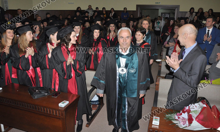 42 медицински сестри и 25 акушерки получиха дипломите си в Хасково