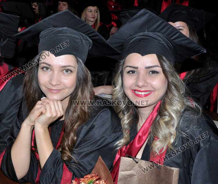 42 медицински сестри и 25 акушерки получиха дипломите си в Хасково