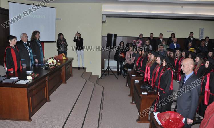 42 медицински сестри и 25 акушерки получиха дипломите си в Хасково